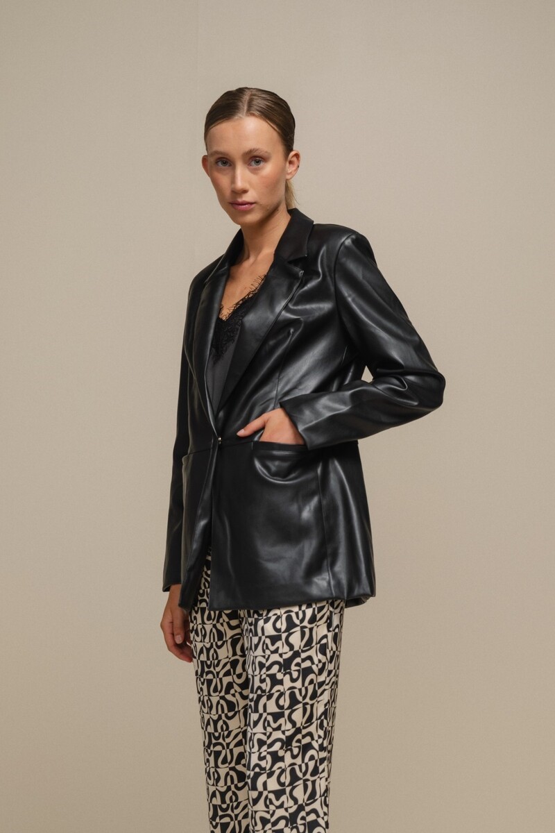 CHAQUETA POLIPIEL COLOR NEGRO 2